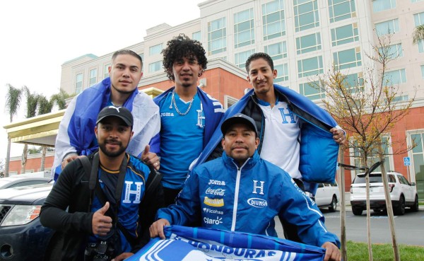 Hondureños manejaron 20 horas para ver a la selección
