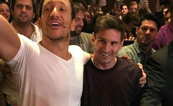 Messi asiste a teatro en Buenos Aires y termina ovacionado