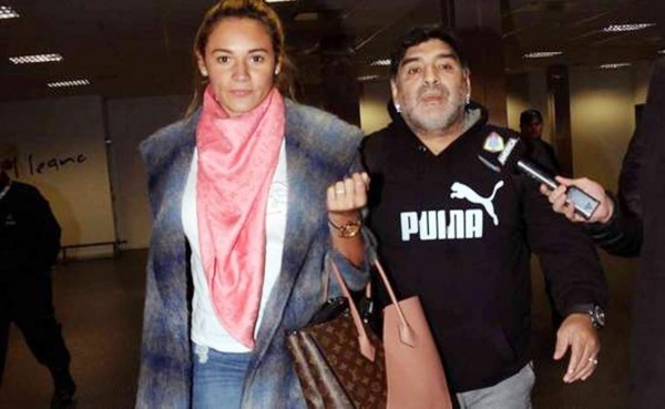 Impiden a Maradona salir de Argentina por un problema con su pasaporte