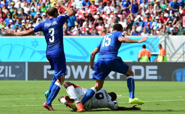 VIDEO: El claro penal que no le pitaron a Costa Rica ante Italia