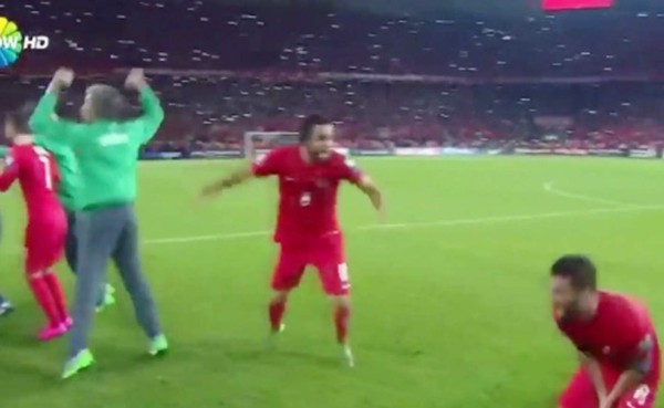 VIDEO: La locura de Arda Turán por la clasificación de Turquía