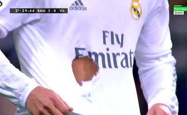 A Cristiano le rompen una camisa y se la cambian por una de Sergio Ramos