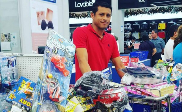 Noel Valladares compró juguetes para regalar a niños pobres