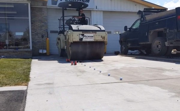 VIDEO: Aplanadora no es capaz de destruir una pelota de golf