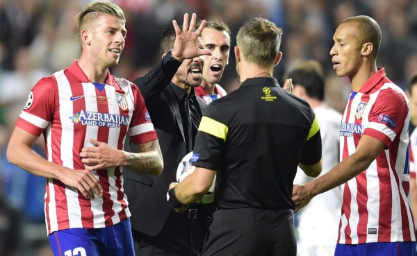 Simeone expulsado por invadir el terreno de juego