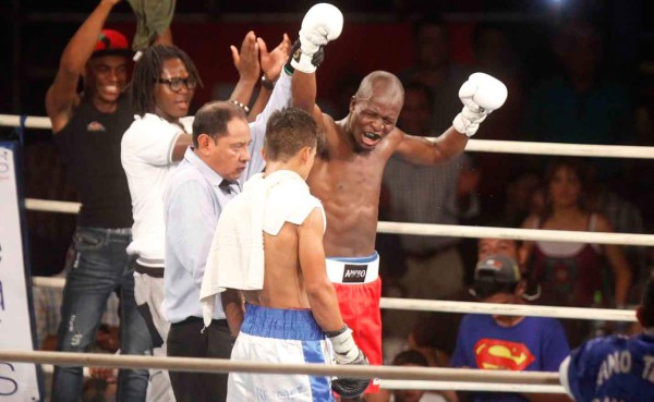 VIDEO: 'Muñeco' González noquea a nicaragüense en primer round