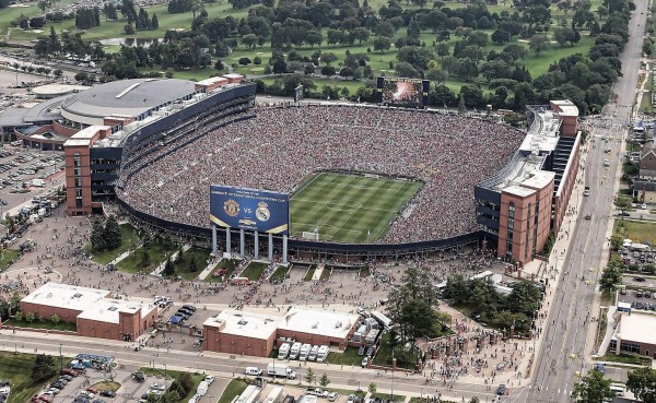 Manchester United despidió con otra derrota al Real Madrid