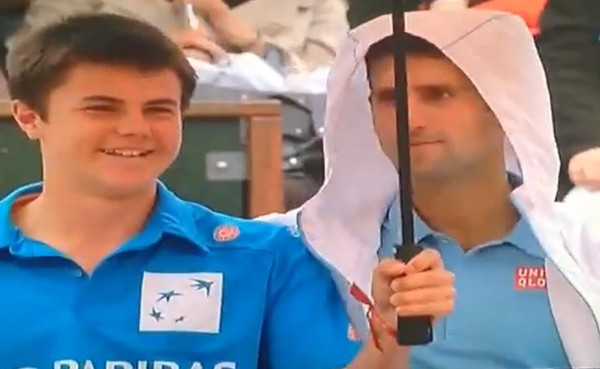 VIDEO: El gran gesto de Djokovic con un joven pelotero