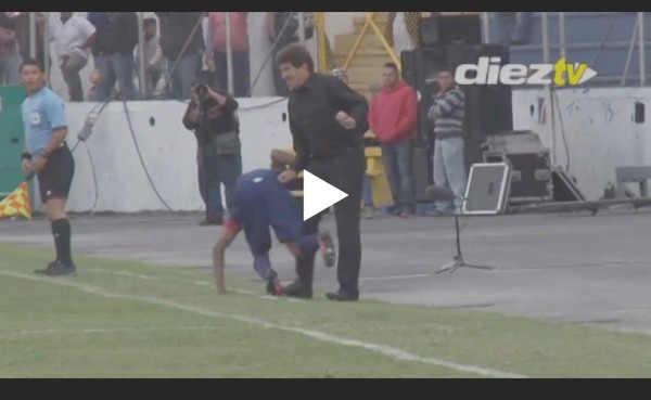 VIDEO: Encontronazo entre Héctor Vargas y Henry Figueroa