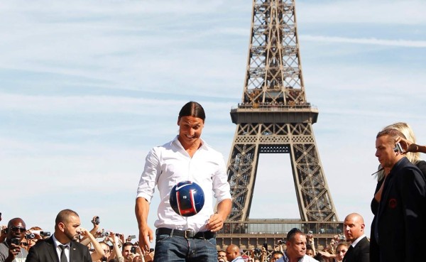 Cruce de bromas entre Ibra y la Torre Eiffel por su continuidad en el PSG