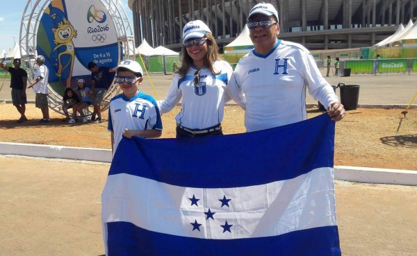 La familia Santos-Arita viajó desde San Pedro Sula para apoyar a la H