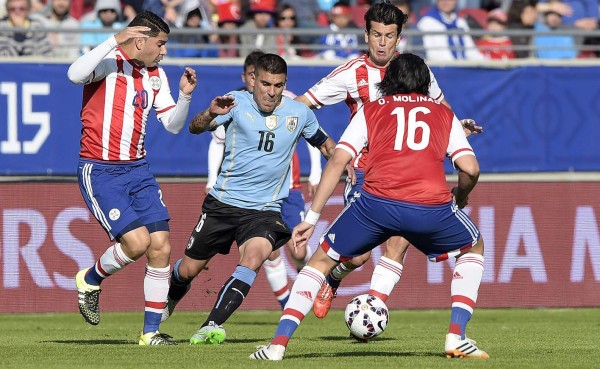 Uruguay y Paraguay empatan y avanzan a cuartos de final