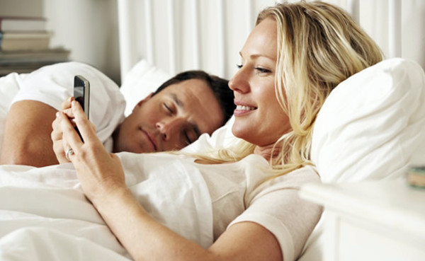 Razones por las que no debes dormir con el celular en tu habitación