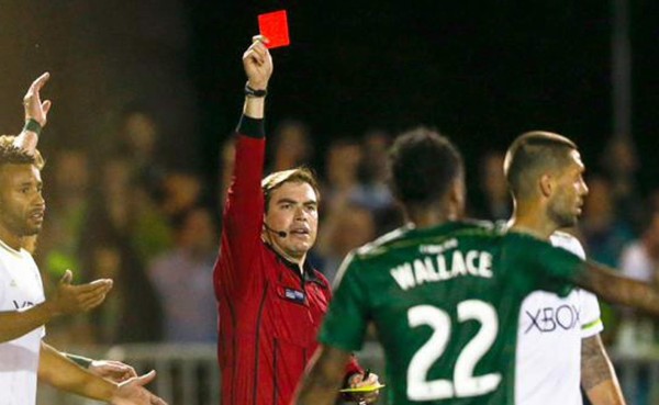 VIDEO: Clint Dempsey pierde la cabeza y le rompe la libreta al árbitro