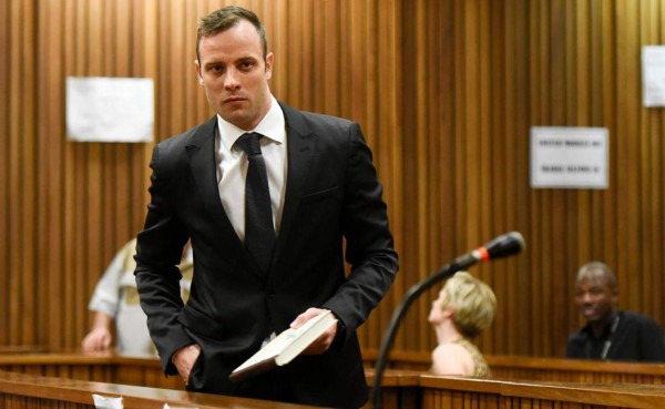 Pistorius obtiene la libertad bajo fianza hasta que se dicte su pena en abril