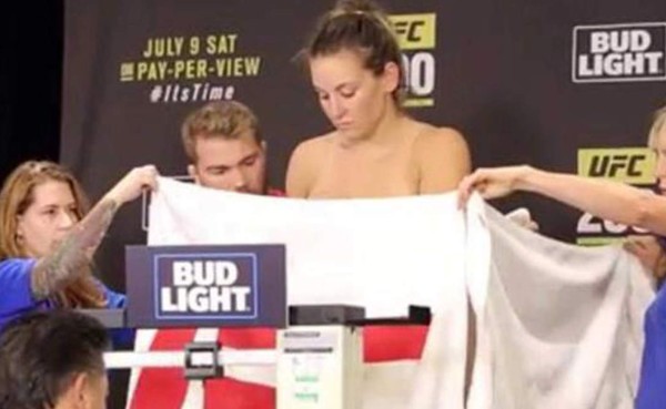 VIDEO: La campeona de la UFC se desnuda en su pesaje