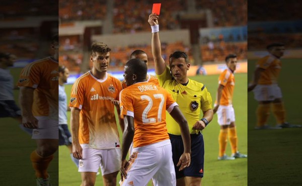 VIDEO: Boniek García se va expulsado en triunfo de Houston sobre Kansas
