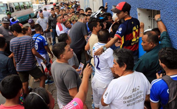 Locura total de capitalinos para adquirir boletos a la final Olimpia-Real Sociedad