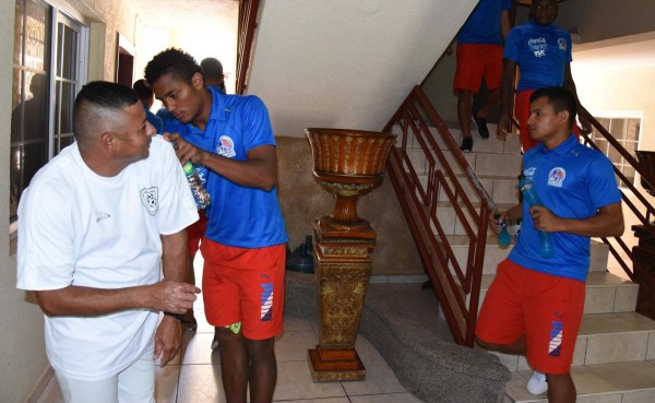 Buen ambiente en el hotel del Olimpia previo a la ida de final