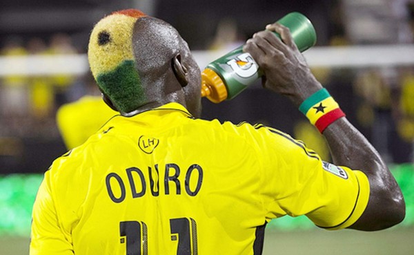 Futbolista ghanés y su estrambótico peinado al estilo pizza