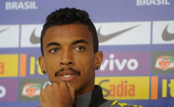 Brasileño Luiz Gustavo reconoce que no olvida la derrota ante Alemania