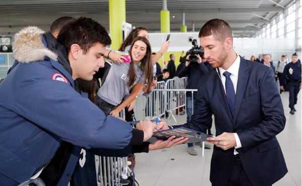 Imágenes de la llegada de Sergio Ramos con la delegación del Real Madrid a Paris. Fotos tomada RealMadrid.com