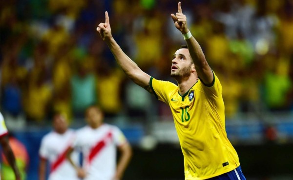Brasil goleó a Perú y ascendió al tercer lugar en la clasificación