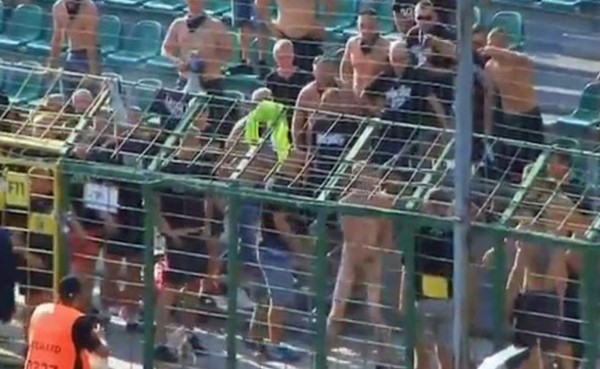 VIDEO: Aficionados obligaron a desnudarse a seguidor de la barra rival