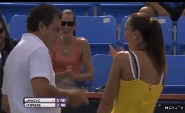 VIDEO: A la tenista Jankovic se le rompe el sostén en pleno partido