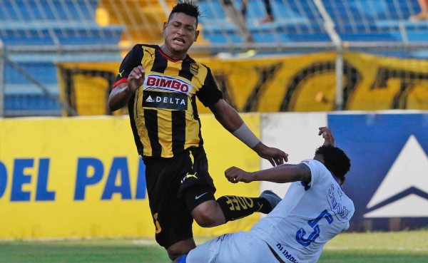 Real España califica de 'salvaje' la entrada de Ever Alvarado a Bryan Acosta