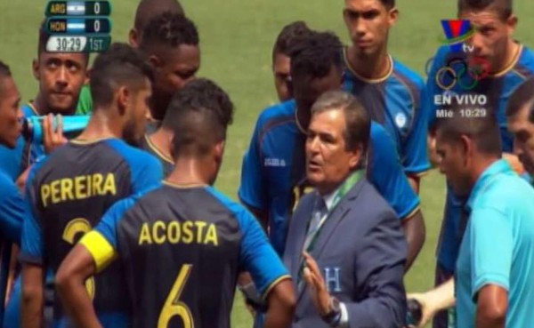 Altas temperaturas obligó a Honduras y Argentina a hacer pausa para hidratarse