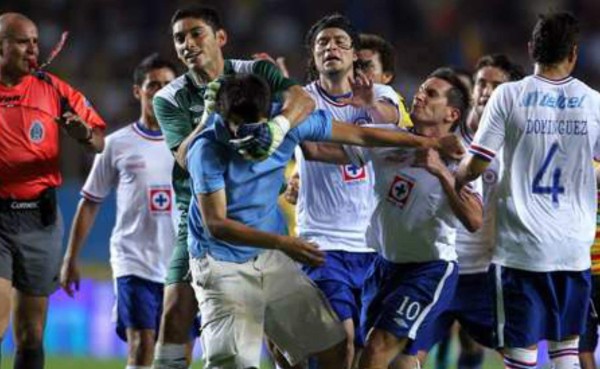 Deportistas que se han ido a los golpes con aficionados