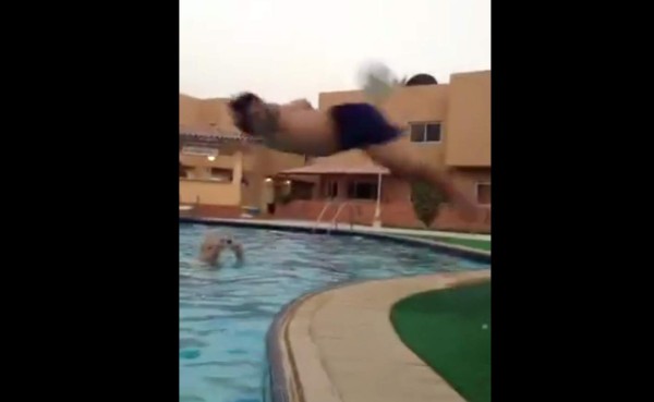 VIDEO: Higuita emula 20 años después el famoso 'escorpión' en una piscina