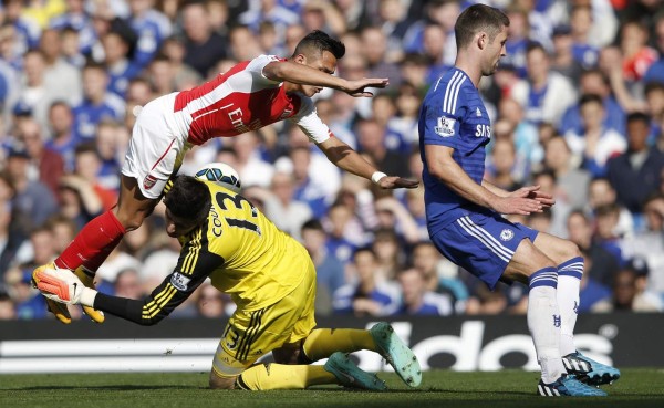 Courtois fue hospitalizado tras sufrir choque contra Alexis Sánchez