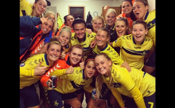 Jugadoras en Dinamarca calientan redes sociales con sensual foto