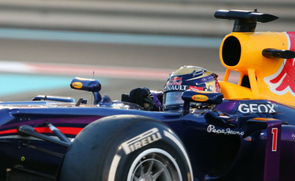 Vettel estrenó su título mundial con un aplastante triunfo.