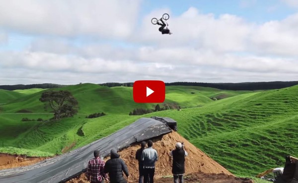 VIDEO: Realizan por primera vez salto mortal invertido con cuatro vueltas