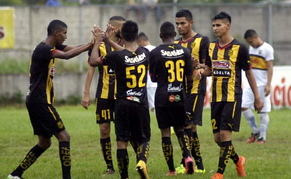 Real España sufrió para avanzar en penales a cuartos de final de Copa Presidente