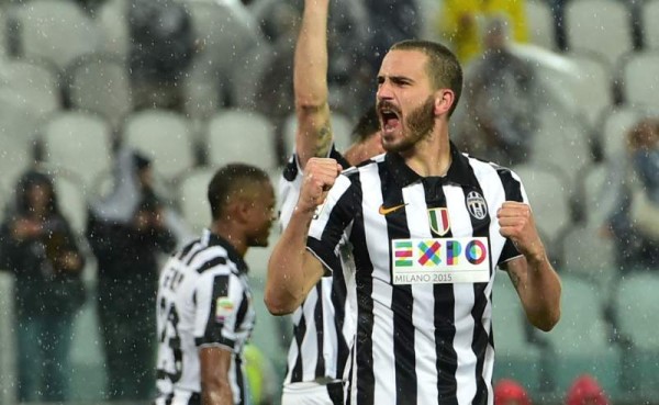 El defensor de la Juventus Leonardo Bonucci celebra una de las anotaciones en el triunfo ante la Lazio en Italia.