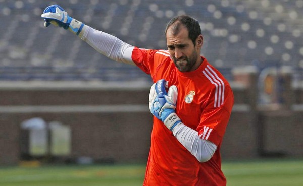 Diego López entrenó solo y con rostro serio hoy en Real Madrid