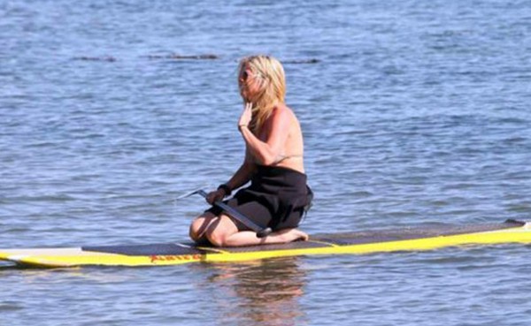 Joven francesa sobrevive 36 horas a la deriva sobre su tabla de 'paddle'