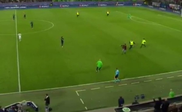 Un espontáneo se metió a la cancha durante el Wolfsburgo-Real Madrid