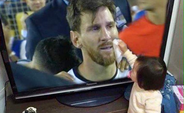 Imagen de niña japonesa que secaba lágrimas a Messi los engañó a todos