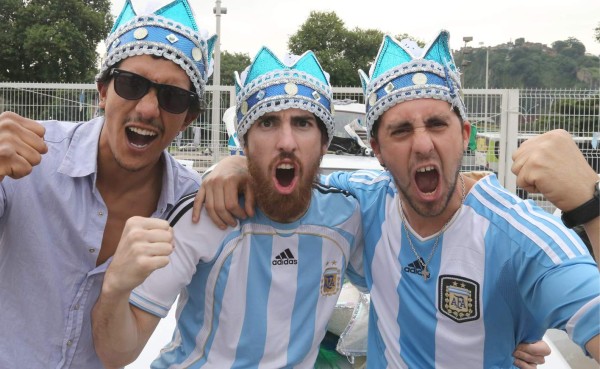 Aficionados argentinos se toman Río de Janeiro