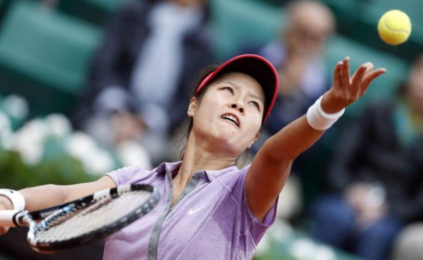La china Na Li soprendida por Mladenovic en Roland Garros