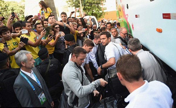 VIDEO: Inglaterra llegó a Manaos para su debut ante Italia