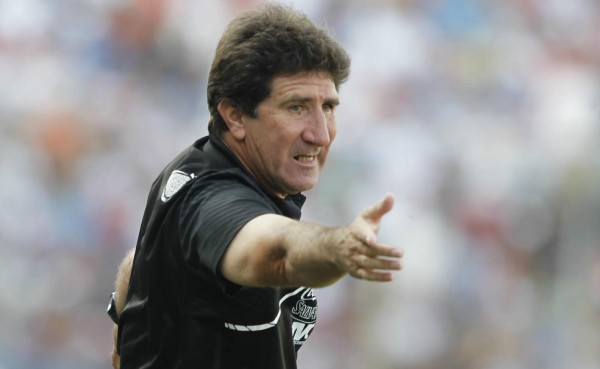 Héctor Vargas entra al club de los técnicos con tres títulos en Olimpia