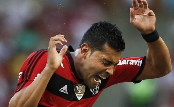 André Santos, jugador del Flamengo es agredido por aficionados