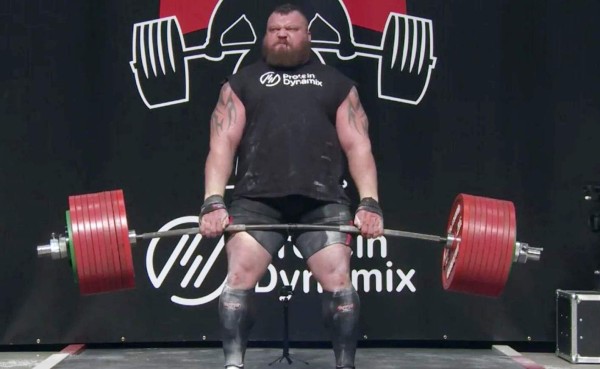 VIDEO: Levantador de pesas Eddie Hall casi pierde al vida al levantar media tonelada