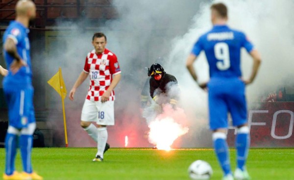 Interrumpen diez minutos el Italia-Croacia por bengalas